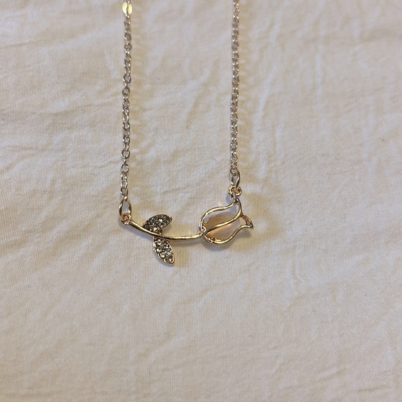NWOT Faux Gold Tulip Necklace - Picture 1 of 5